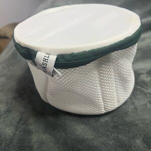 Laura Ashley White Mesh Laundry Bag with Green Trim like new!